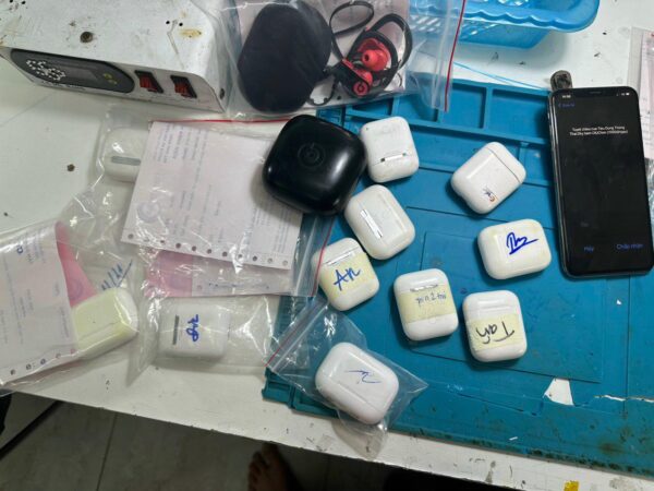 khach hang va nhan vien tai sua chua dien thoai minh phat mobile 4