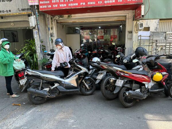 khach hang va nhan vien tai sua chua dien thoai minh phat mobile