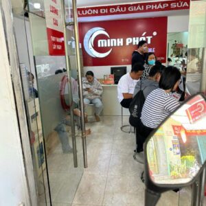 khach hang va nhan vien tai sua chua dien thoai minh phat mobile 7